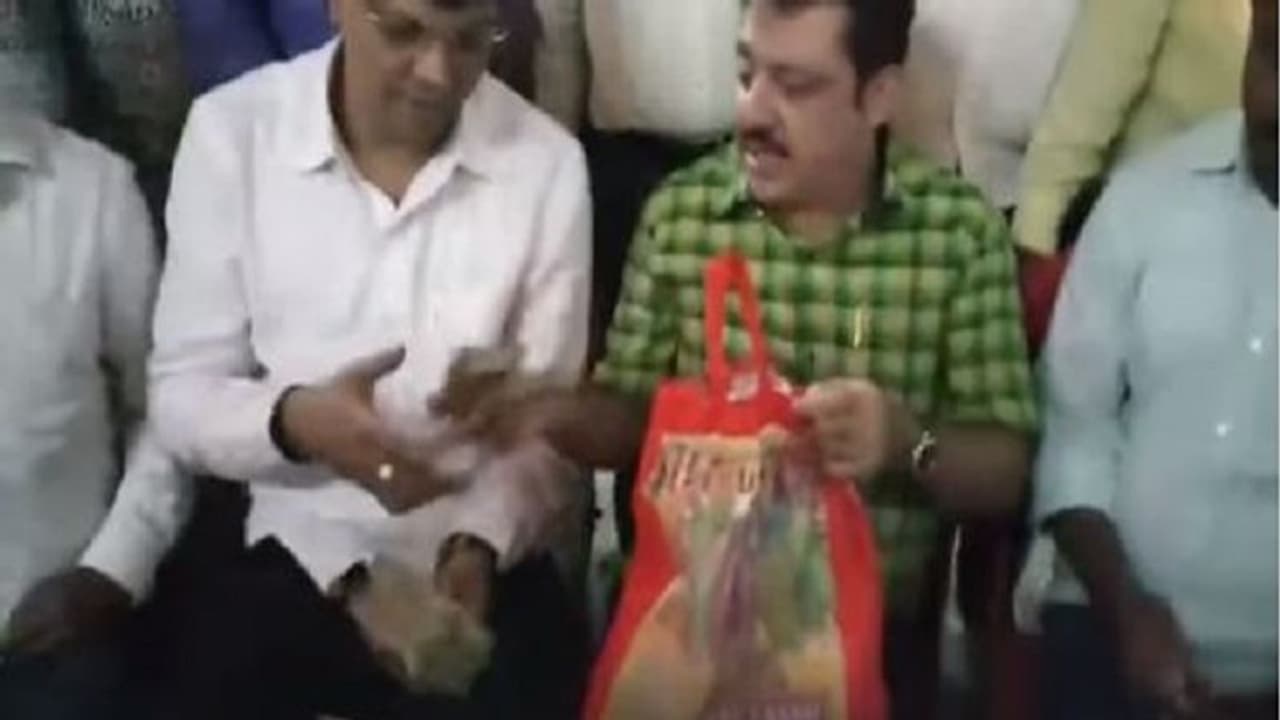 ಜಮೀರ್ ಕೈಯಲ್ಲಿ ಕಂತೆ ಕಂತೆ ಹಣ: ಇಷ್ಟೊಂದು ಹಣ ಯಾಕಣ್ಣ? ಜಮೀರ್ ಕೈಯಲ್ಲಿ ಕಂತೆ ಕಂತೆ ಹಣ: ಇಷ್ಟೊಂದು ಹಣ ಯಾಕಣ್ಣ?