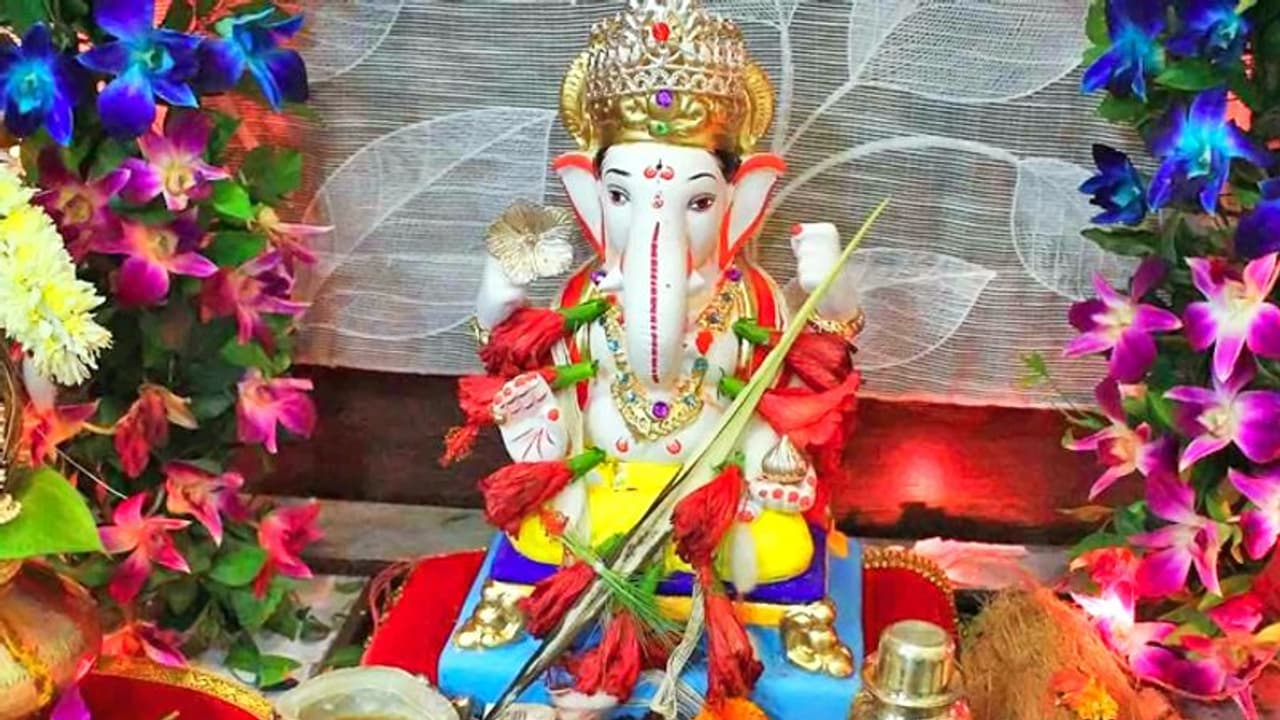 घर में स्थापित कर रहे हैं गणेशजी तो ये 10 काम करने से बचें घर में स्थापित कर रहे हैं गणेशजी तो ये 10 काम करने से बचें