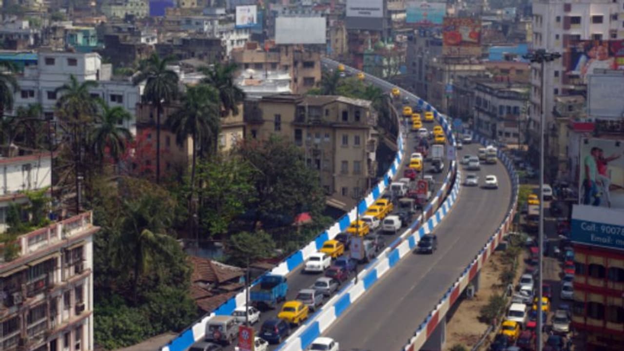 পুরোনো ছন্দে ফিরছে শহর, জানুন সোমবার থেকে চালু কী কী পরিষেবা