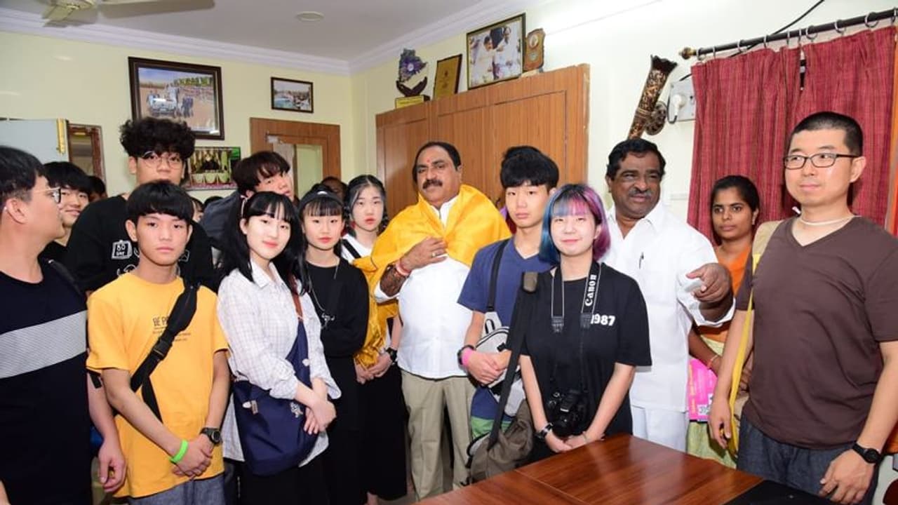 మంత్రి ఎర్రబెల్లిని కలిసిన దక్షిణ కొరియా విద్యార్ధులు మంత్రి ఎర్రబెల్లిని కలిసిన దక్షిణ కొరియా విద్యార్ధులు