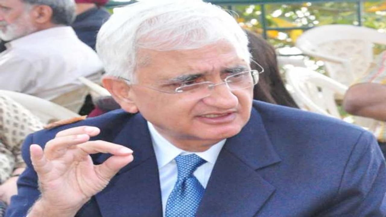 कांग्रेस में पीएम मोदी की तारीफ पर खुर्शीद का तंज, कहा मोदी के अच्छे काम भूसे में सुई ढूंढने जैसा कांग्रेस में पीएम मोदी की तारीफ पर खुर्शीद का तंज, कहा मोदी के अच्छे काम भूसे में सुई ढूंढने जैसा