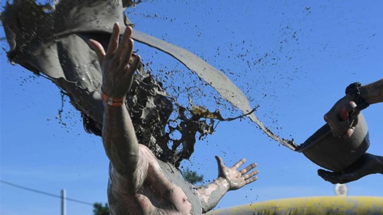 यहां फूलों से नहीं होता बारातियों का स्वागत, आते ही पोत देते हैं कीचड़ यहां फूलों से नहीं होता बारातियों का स्वागत, आते ही पोत देते हैं कीचड़