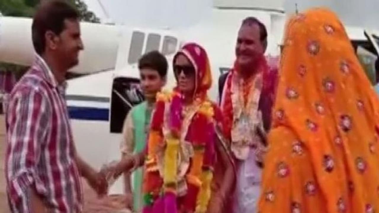 భార్య కలను నెరవేర్చిన భర్త: స్వగ్రామానికి హెలికాఫ్టర్లో భార్య కలను నెరవేర్చిన భర్త: స్వగ్రామానికి హెలికాఫ్టర్లో