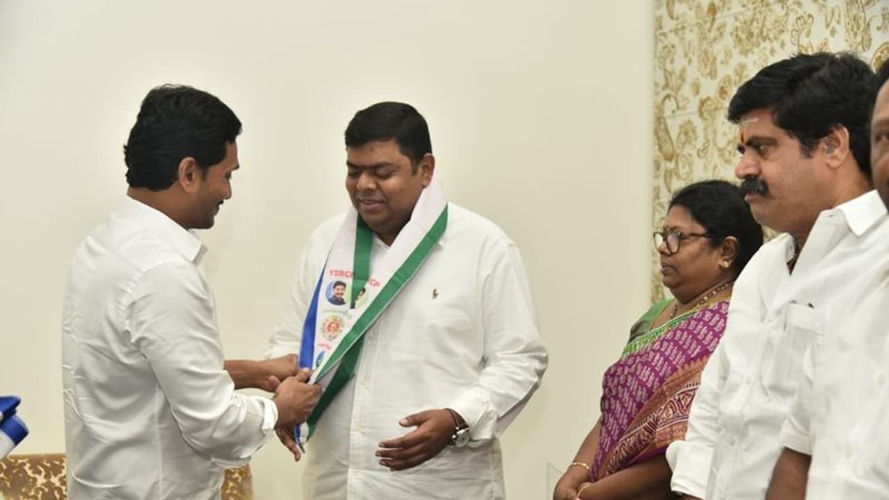 బాబుకు షాక్: ఆడారి ఆనంద్ వైఎస్ఆర్సీలో చేరిక బాబుకు షాక్: ఆడారి ఆనంద్ వైఎస్ఆర్సీలో చేరిక