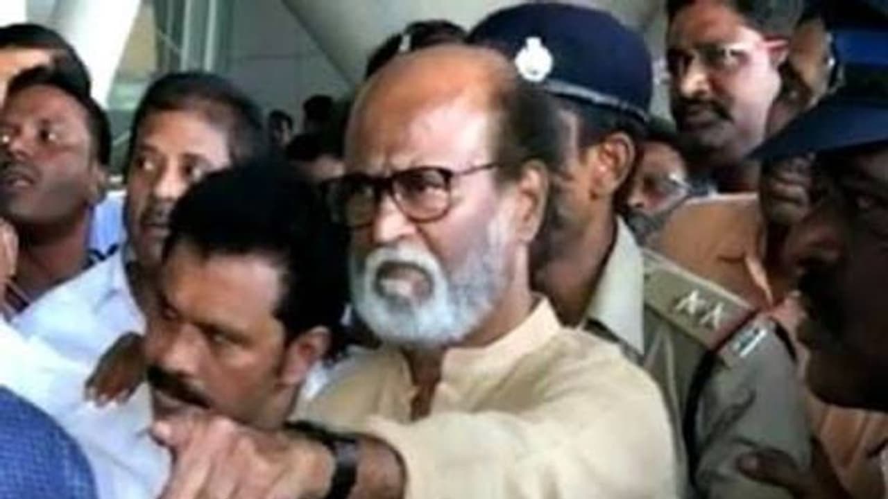 வாயைகொடுத்து வசம்மா மாட்டிக்கினாரு ரஜினி...!! அன்னக்கி பொங்குனதுக்கு இன்னக்கி ரியாக்ஸன்..!! வாயைகொடுத்து வசம்மா மாட்டிக்கினாரு ரஜினி...!! அன்னக்கி பொங்குனதுக்கு இன்னக்கி ரியாக்ஸன்..!!