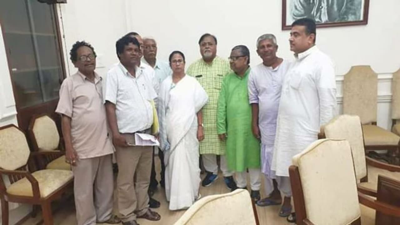 আট বছরে হয়নি, জঙ্গলমহলে ভোট বিপর্যয়ের পর মুখ্যমন্ত্রীর দেখা পেলেন লোধারা আট বছরে হয়নি, জঙ্গলমহলে ভোট বিপর্যয়ের পর মুখ্যমন্ত্রীর দেখা পেলেন লোধারা