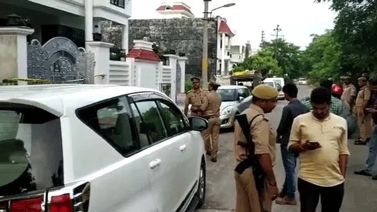 IAS की पत्नी की संदिग्ध हालात में मौत, सीने से पार हो गई थी गोली, बेटे ने कहा मां नहीं रहना चाहती थी यहां IAS की पत्नी की संदिग्ध हालात में मौत, सीने से पार हो गई थी गोली, बेटे ने कहा मां नहीं रहना चाहती थी यहां