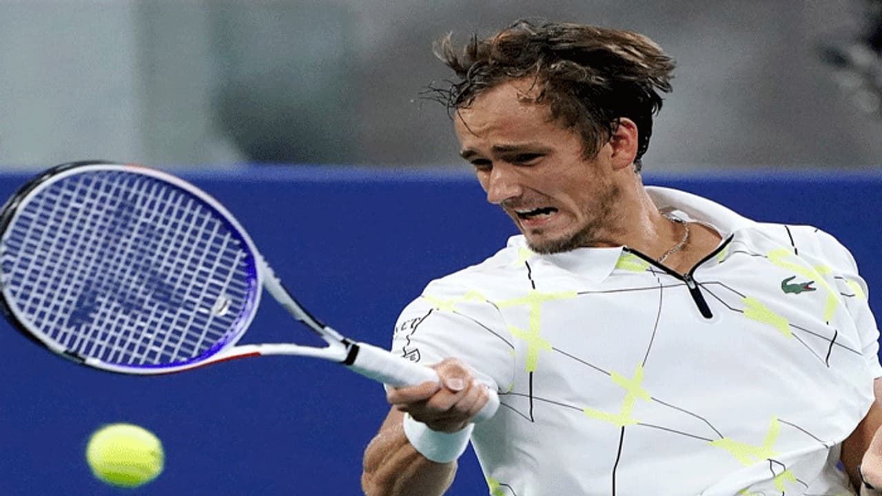 గ్యాలరీలో ప్రేక్షకులకు మధ్యవేలు.. టెన్నిస్ స్టార్ కి భారీ జరిమానా గ్యాలరీలో ప్రేక్షకులకు మధ్యవేలు.. టెన్నిస్ స్టార్ కి భారీ జరిమానా