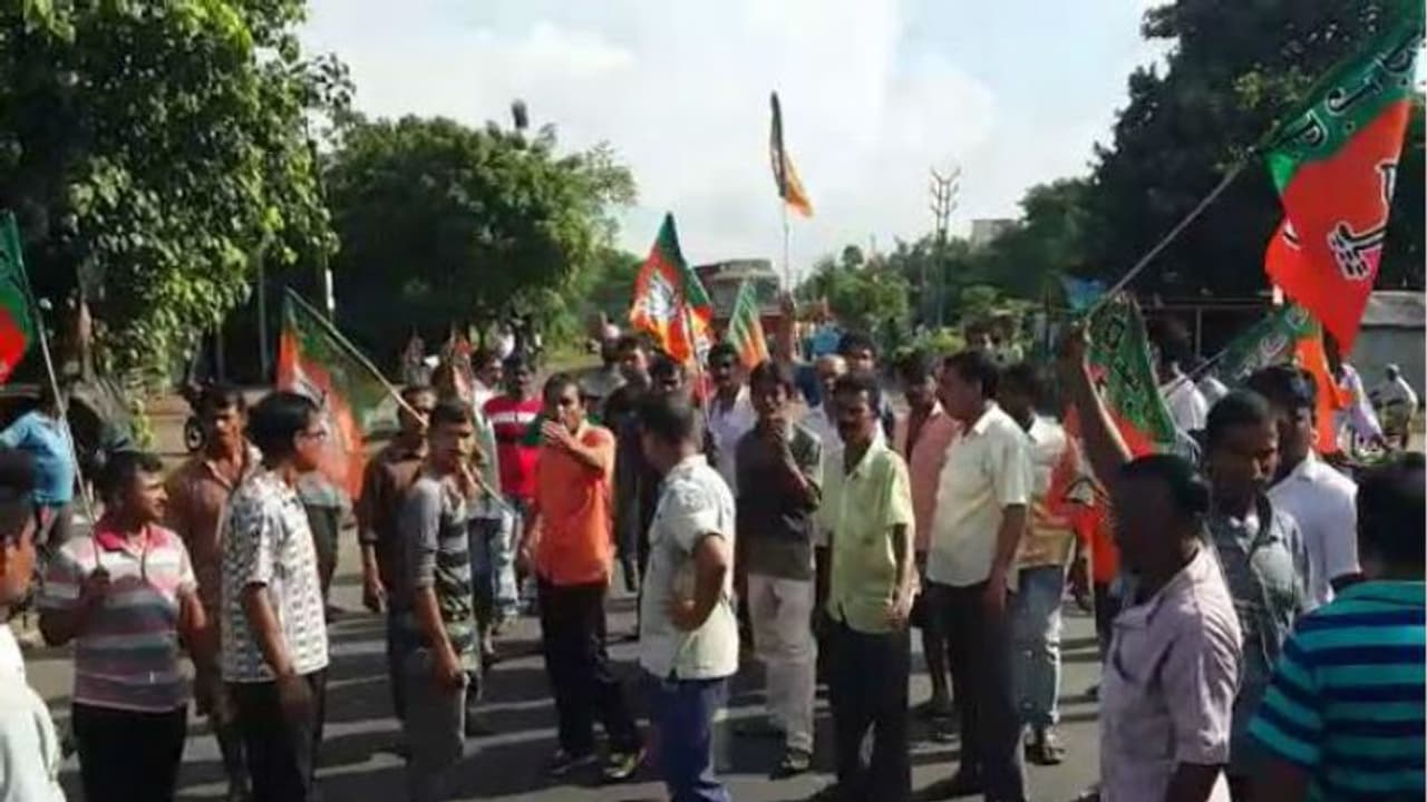 বিজেপি র বনধে থমথমে ব্যারাকপুর, দফায় দফায় রেল, রাস্তা অবরোধ
