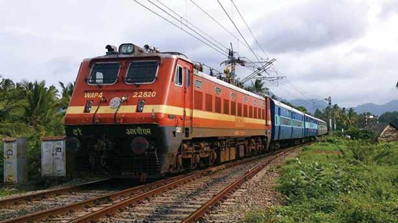 তিন বছরেই মোদীর স্বপ্নভঙ্গ, অনলাইনে ট্রেনের টিকিট কাটলে গুনতে হবে বাড়তি মাশুল