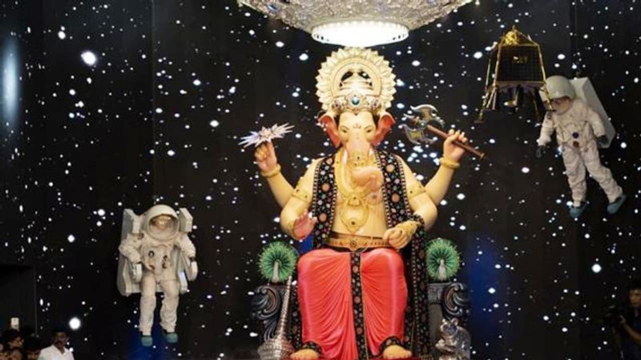 लालबाग के राजा अद्भुत रूप, चन्द्रयान 2 थीम पर सजाया पंडाल लालबाग के राजा अद्भुत रूप, चन्द्रयान 2 थीम पर सजाया पंडाल