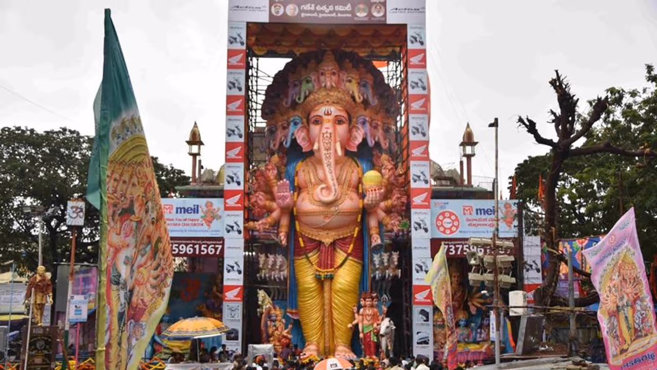 ఖైరతాబాద్ గణేషుడికి 750 కిలోల లడ్డు బహుకరణ ఖైరతాబాద్ గణేషుడికి 750 కిలోల లడ్డు బహుకరణ