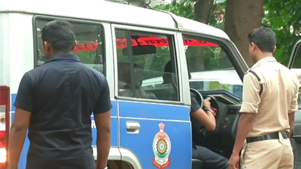 ಇಬ್ಬರು ಸಹೋದರಿಯರ ಮೇಲೆ ಗ್ಯಾಂಗ್ ರೇಪ್, ಬಿಜೆಪಿ ನಾಯಕನ ಪುತ್ರ ಸೇರಿ 10 ಮಂದಿ ಆರೆಸ್ಟ್! ಇಬ್ಬರು ಸಹೋದರಿಯರ ಮೇಲೆ ಗ್ಯಾಂಗ್ ರೇಪ್, ಬಿಜೆಪಿ ನಾಯಕನ ಪುತ್ರ ಸೇರಿ 10 ಮಂದಿ ಆರೆಸ್ಟ್!