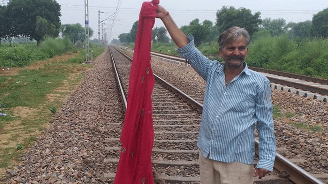 फरिश्ताा बनकर आए इस ग्रामीण ने बचाई सैकड़ों लोगों की जान, लाल कपड़ा लेकर आधे घंटे तक पटरी पर दौड़ता रहा