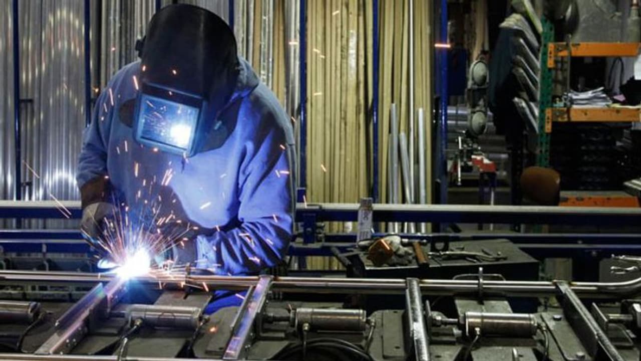 പ്രതിസന്ധിയില് മുങ്ങി ഉല്പാദന മേഖല, 15 മാസത്തെ ഏറ്റവും കുറഞ്ഞ വളര്ച്ച നിരക്ക് പ്രതിസന്ധിയില് മുങ്ങി ഉല്പാദന മേഖല, 15 മാസത്തെ ഏറ്റവും കുറഞ്ഞ വളര്ച്ച നിരക്ക്