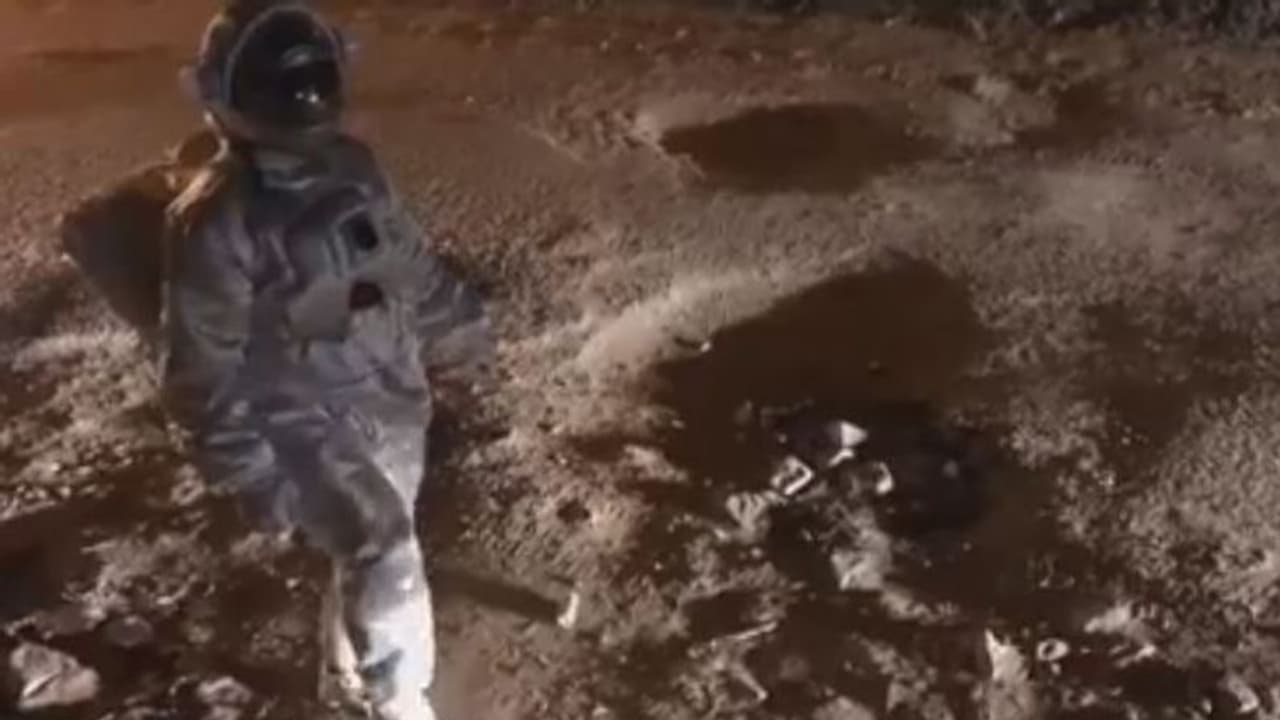 বেঙ্গালুরুতে নেমে এল চাঁদ, হেঁটে চলে বেড়াচ্ছে মহাকাশচারী, ভাইরাল ভিডিও