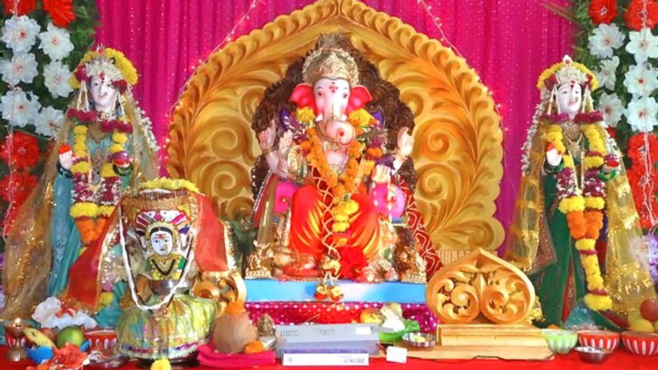 గణేష్ మండపంలో తాగి.. యువకుల చిందులు