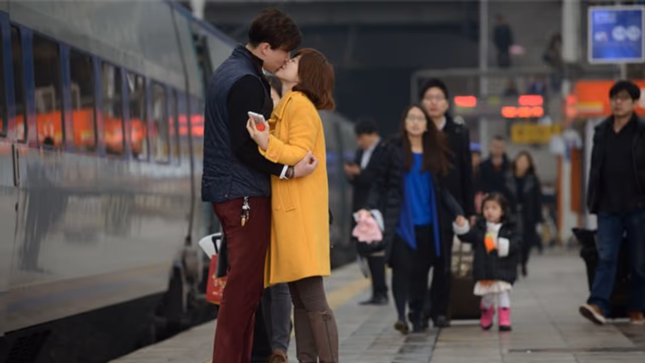 सिंगल लोगों के लिए जन्नत है ये ट्रेन, कुछ ही घंटों में मिल जाते हैं लाइफ पार्टनर सिंगल लोगों के लिए जन्नत है ये ट्रेन, कुछ ही घंटों में मिल जाते हैं लाइफ पार्टनर