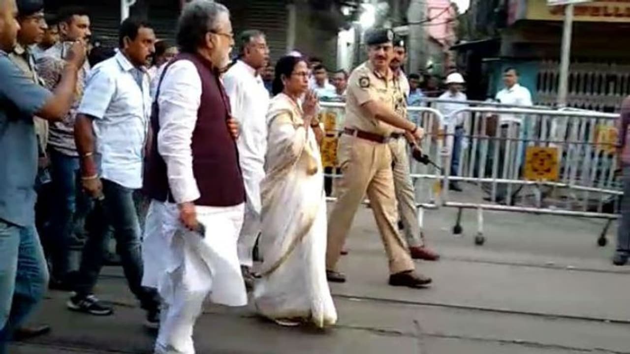 বউবাজারে মুখ্যমন্ত্রী, রাজনীতি না করে মেট্রোকে সাহায্যের প্রতিশ্রুতি মমতার বউবাজারে মুখ্যমন্ত্রী, রাজনীতি না করে মেট্রোকে সাহায্যের প্রতিশ্রুতি মমতার