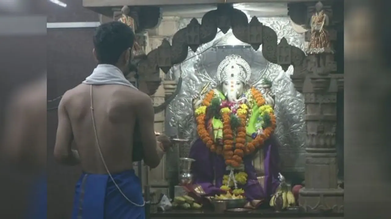 মহামারি আবহে পুরোহিত ছাড়া করুন গণেশ পুজো, এই নিয়মগুলি মেনে সংসারে আনুন সমৃদ্ধির ছোঁয়া মহামারি আবহে পুরোহিত ছাড়া করুন গণেশ পুজো, এই নিয়মগুলি মেনে সংসারে আনুন সমৃদ্ধির ছোঁয়া