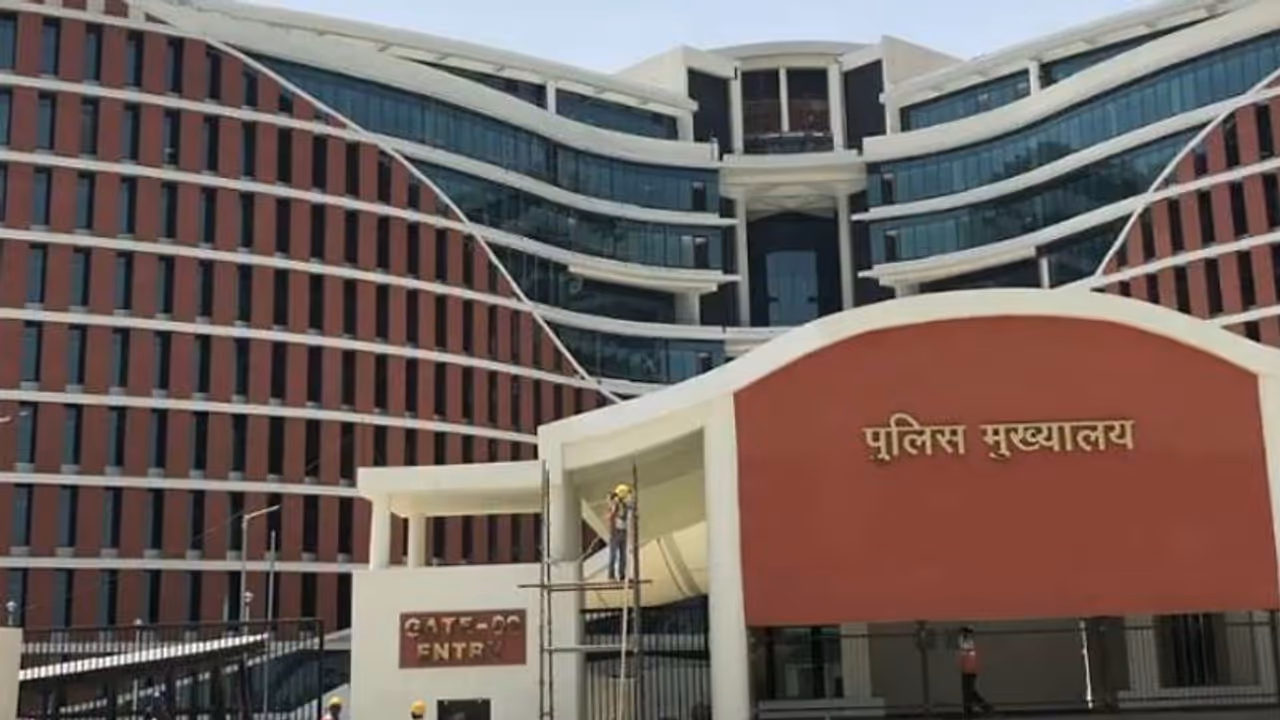 मुख्यमंत्री योगी ने नारियल फोड़कर किया पुलिस मुख्यालय का उद्घाटन, जानें क्या है खासियत