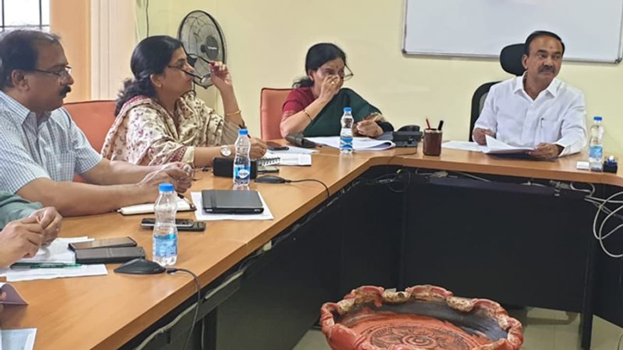 రాష్ట్రంలో విజృంభిస్తున్న విష జ్వరాలు: ఈటల సమీక్ష