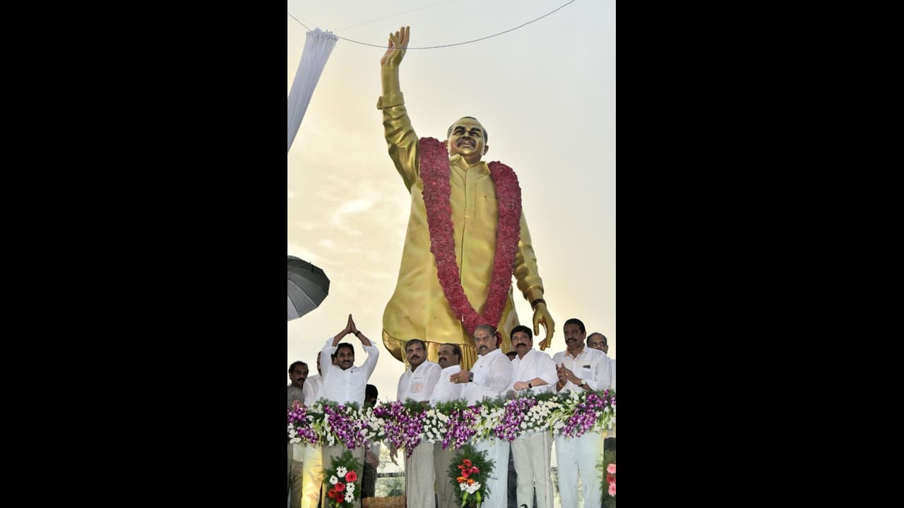 బెజవాడలో వైఎస్ విగ్రహాన్ని ఆవిష్కరించిన సీఎం జగన్ బెజవాడలో వైఎస్ విగ్రహాన్ని ఆవిష్కరించిన సీఎం జగన్