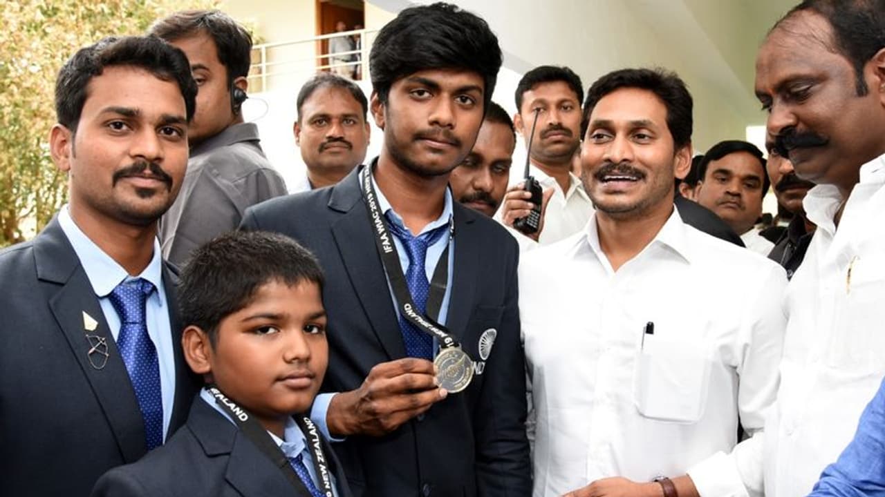 యువ ఆర్చరీ క్రీడాకారులకు జగన్ అభినందనలు