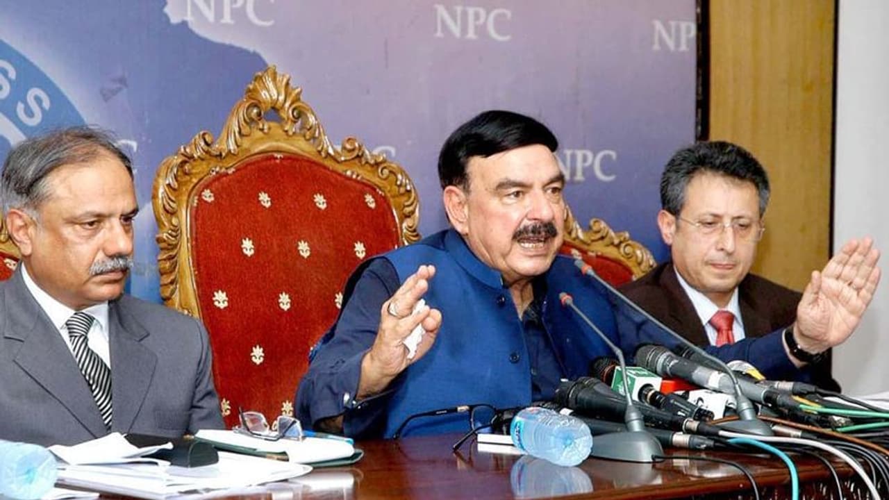 இந்தியாவை அழிக்கிறதுக்கு எங்ககிட்ட அணுகுண்டு ரெடியா இருக்கு ! பாகிஸ்தான் அமைச்சரின் திமிர் பேச்சு !! இந்தியாவை அழிக்கிறதுக்கு எங்ககிட்ட அணுகுண்டு ரெடியா இருக்கு ! பாகிஸ்தான் அமைச்சரின் திமிர் பேச்சு !!