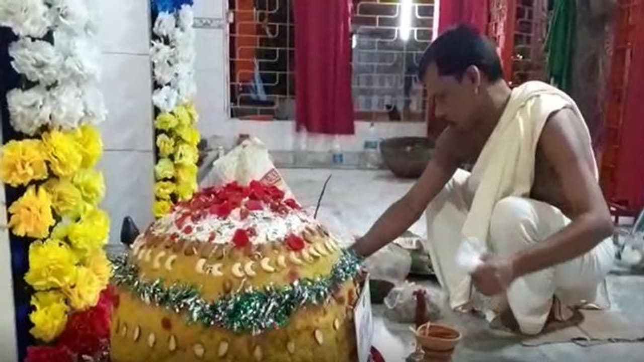 ৫১ কেজির লাড্ডু দিয়ে গণেশ বন্দনা, বাঁকুড়ায় উপচে পড়ছে ভিড় ৫১ কেজির লাড্ডু দিয়ে গণেশ বন্দনা, বাঁকুড়ায় উপচে পড়ছে ভিড়