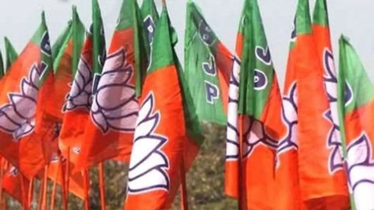 வேட்டி காட்டி வந்தா திமுககாரன்... வேட்டியே கட்டாமல் வந்த அதிமுககாரன்... அசால்டு காட்டும் பாஜக..!