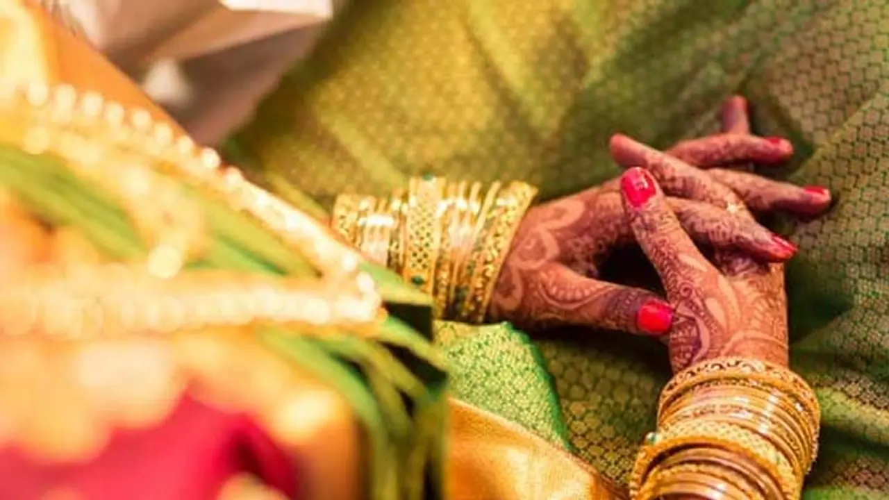 கல்யாணமாகி கணவன் வீட்டுக்குப் போகும்போதே ... மணக்கோலத்தில் காருக்குள் பெண் செய்த சம்பவத்தால் பரபரப்பு..!