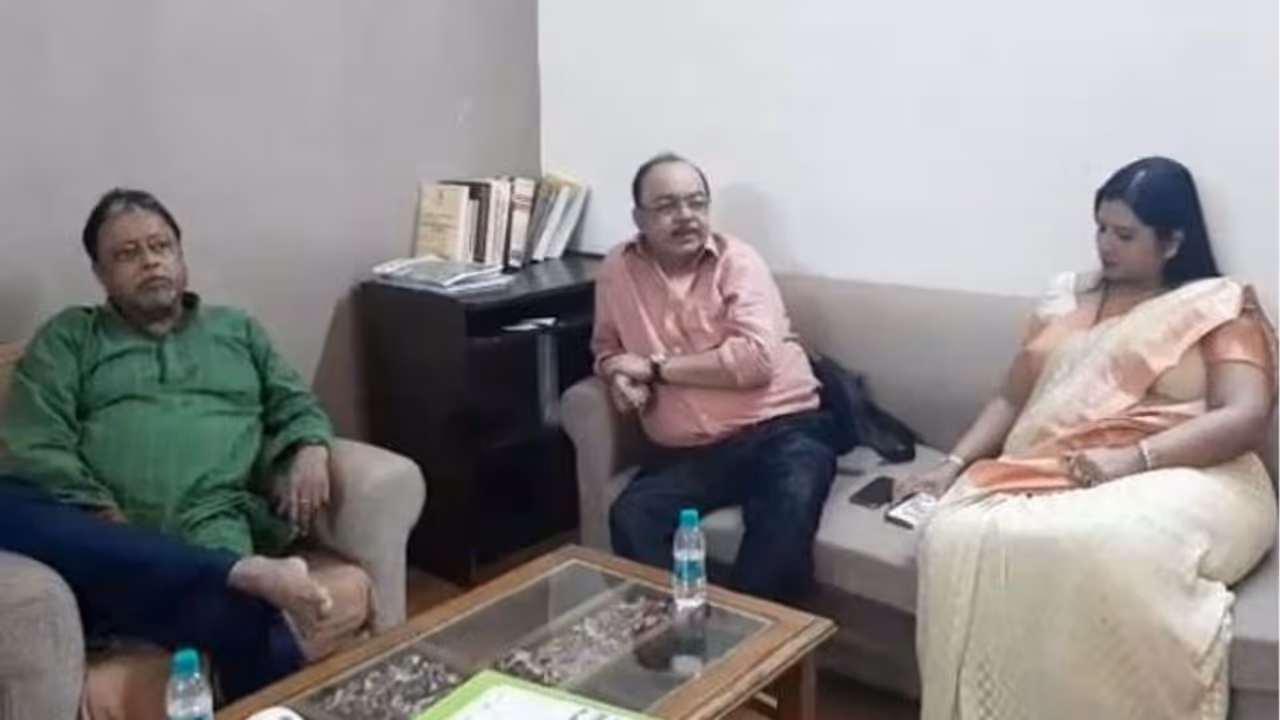 মান ভাঙালেন মুকুল, বিজেপি তেই থাকছেন শোভন বৈশাখী মান ভাঙালেন মুকুল, বিজেপি তেই থাকছেন শোভন বৈশাখী