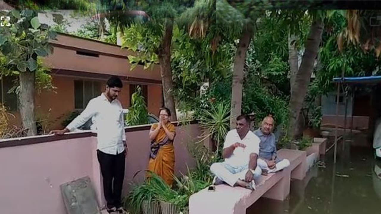 ಮನೆಗಳಿಗೆ ನುಗ್ಗಿದ ಚರಂಡಿ ನೀರು : ಬಳ್ಳಾರಿ ಶಾಸಕ ಸೋಮಶೇಖರ್ ರೆಡ್ಡಿ ಆಕ್ರೋಶ ಮನೆಗಳಿಗೆ ನುಗ್ಗಿದ ಚರಂಡಿ ನೀರು : ಬಳ್ಳಾರಿ ಶಾಸಕ ಸೋಮಶೇಖರ್ ರೆಡ್ಡಿ ಆಕ್ರೋಶ