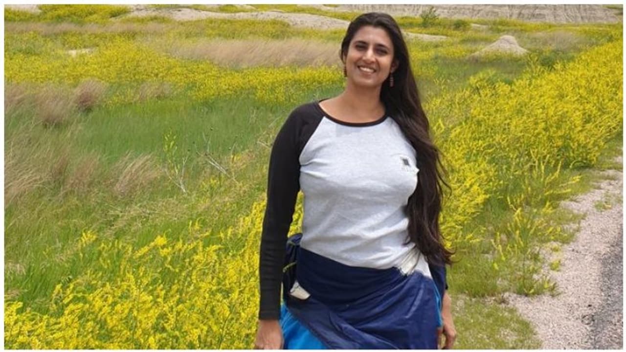 திருவள்ளுவர் இந்துவா இருந்தா என்ன தப்பு...? திடீரென பாஜகவுக்கு வக்காலத்து வாங்கி, திமுக முகத்தில் குத்துவிட்ட பிரபல நடிகை..!! அப்பப்பா என்னா ஆவேசம், என்னா ஆவேசம்..!! திருவள்ளுவர் இந்துவா இருந்தா என்ன தப்பு...? திடீரென பாஜகவுக்கு வக்காலத்து வாங்கி, திமுக முகத்தில் குத்துவிட்ட பிரபல நடிகை..!! அப்பப்பா என்னா ஆவேசம், என்னா ஆவேசம்..!!