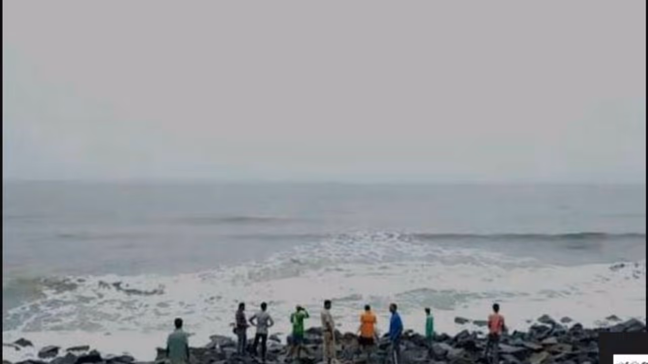 చెరువులోకి దూసుకెళ్లిన కారు.. సర్పంచి భర్త సహా ముగ్గురు మృతి చెరువులోకి దూసుకెళ్లిన కారు.. సర్పంచి భర్త సహా ముగ్గురు మృతి