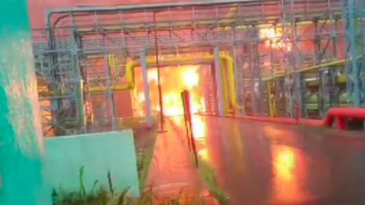 নভি মুম্বইয়ের ওএনজিসি প্ল্যান্টে বিধ্বংসী অগ্নিকাণ্ড, মৃত ৫, ঘটনাস্থলে দমকলবাহিনী