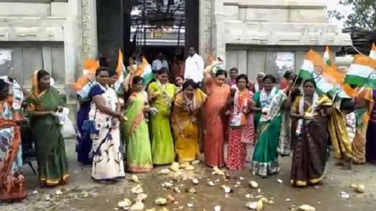 101 ಕಾಯಿ ಒಡೆದು ಡಿಕೆಶಿಗಾಗಿ ವಿಶೇಷ ಪೂಜೆ 101 ಕಾಯಿ ಒಡೆದು ಡಿಕೆಶಿಗಾಗಿ ವಿಶೇಷ ಪೂಜೆ