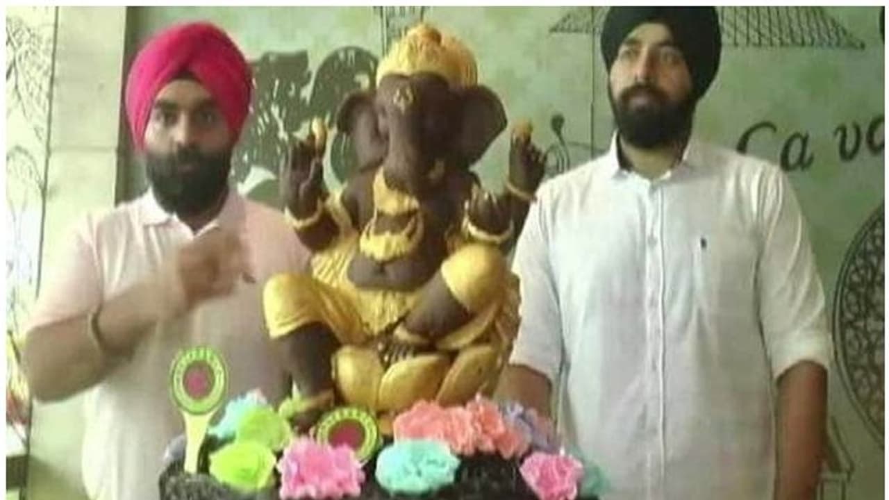 ഗണേശ ചതുര്ത്ഥിക്ക് ചോക്ലേറ്റ് കൊണ്ട് വിഗ്രഹം നിര്മ്മിച്ച് മുസ്ലീം കലാകാരന് ഗണേശ ചതുര്ത്ഥിക്ക് ചോക്ലേറ്റ് കൊണ്ട് വിഗ്രഹം നിര്മ്മിച്ച് മുസ്ലീം കലാകാരന്