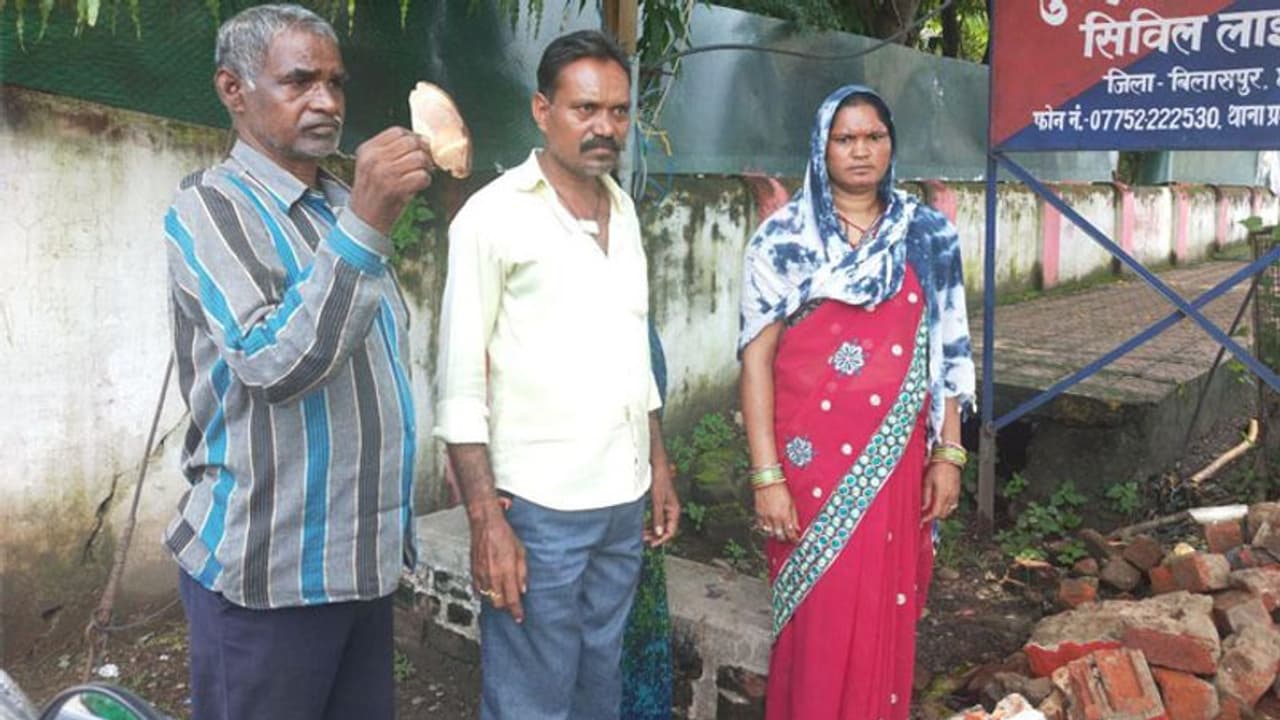 बेटे की खोपड़ी का टुकड़ा लेकर थाने पहुंचा पिता, बताई शॉकिंग कहानी बेटे की खोपड़ी का टुकड़ा लेकर थाने पहुंचा पिता, बताई शॉकिंग कहानी