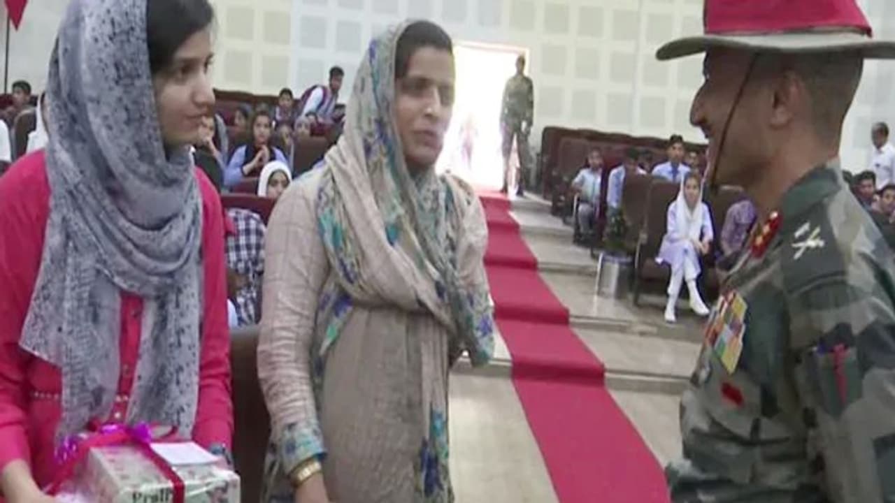 MBBS एम्स की प्रवेश परीक्षा पास करने वाली कश्मीर से ये पहली लड़की, मुश्किल हालात के बीच 10 किमी दूर जाती थी स्कूल MBBS एम्स की प्रवेश परीक्षा पास करने वाली कश्मीर से ये पहली लड़की, मुश्किल हालात के बीच 10 किमी दूर जाती थी स्कूल