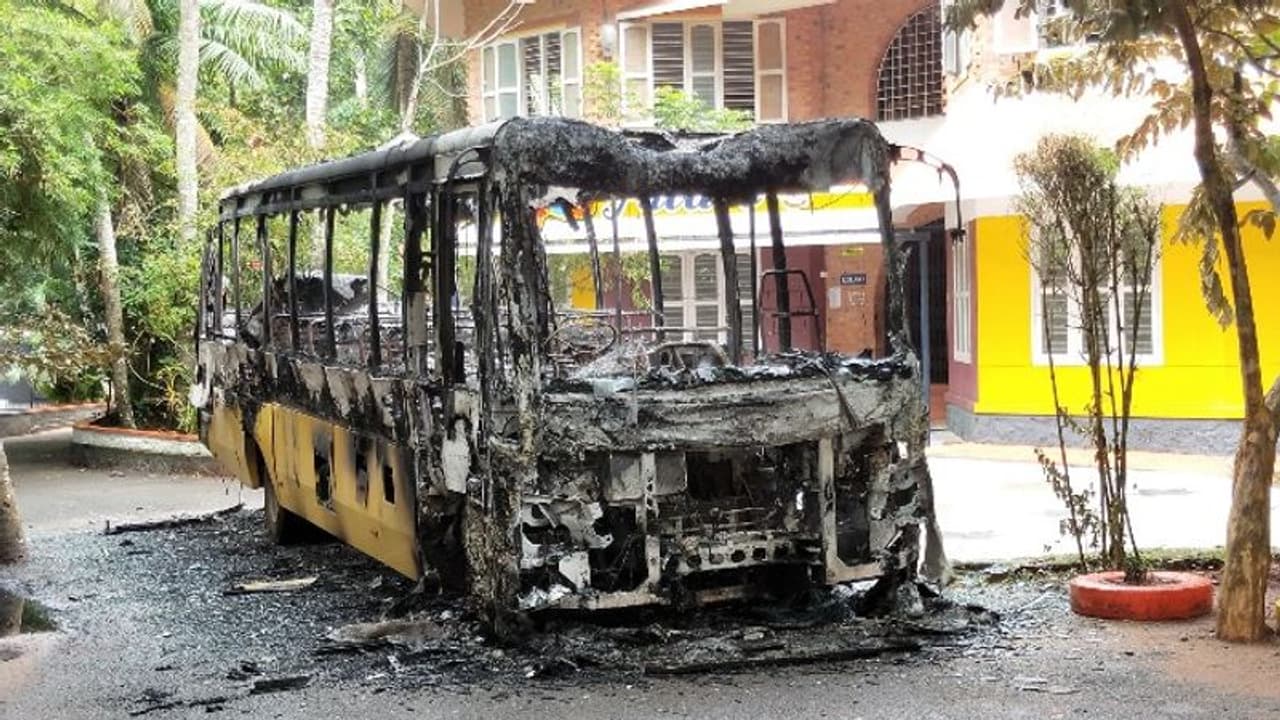 സ്കൂൾ ബസ് കത്തിച്ച സംഭവം: അന്വേഷണം വഴിമുട്ടി, സമരത്തിനൊരുങ്ങി അധികൃതർ സ്കൂൾ ബസ് കത്തിച്ച സംഭവം: അന്വേഷണം വഴിമുട്ടി, സമരത്തിനൊരുങ്ങി അധികൃതർ