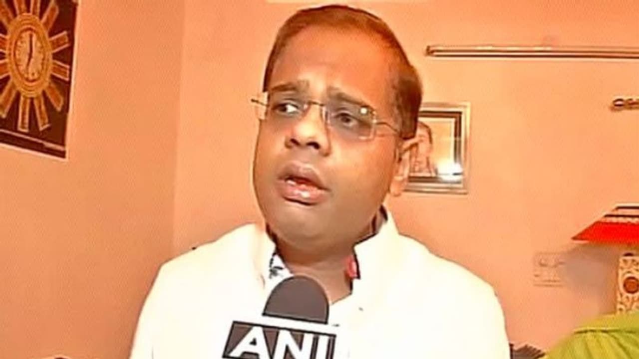 জন্ম পরিচয় নিয়ে প্রতারণার অভিযোগ, গ্রেফতার ছত্তিশগড়ের প্রাক্তন মুখ্যমন্ত্রীর ছেলে জন্ম পরিচয় নিয়ে প্রতারণার অভিযোগ, গ্রেফতার ছত্তিশগড়ের প্রাক্তন মুখ্যমন্ত্রীর ছেলে