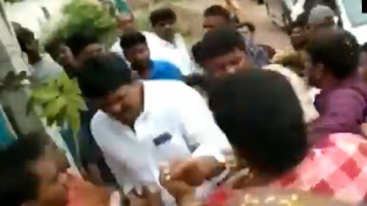 వైసీపీ బాధితుల తరలింపుకు యత్నం: బాబు వస్తేనే కదులుతామంటున్న జనం వైసీపీ బాధితుల తరలింపుకు యత్నం: బాబు వస్తేనే కదులుతామంటున్న జనం