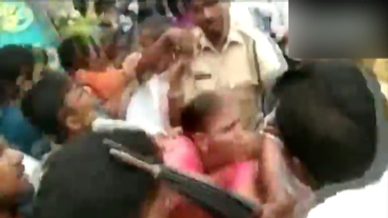 సిక్కోలులో తన్నులాట: కుర్చీలతో కొట్టుకున్న వైసీపీ, టీడీపీ నేతలు