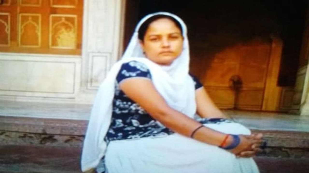 মাঝরাস্তায় হামলা স্বামীর, এলোপাথাড়ি কোপে শিলিগুড়িতে নিহত তরুণী