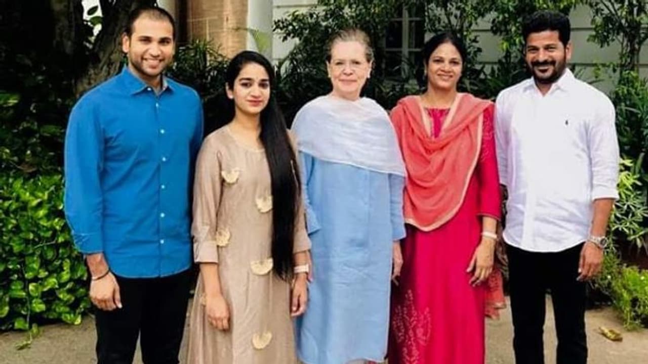 కుటుంబసభ్యులతో పాటు సోనియాని కలిసిన రేవంత్ కుటుంబసభ్యులతో పాటు సోనియాని కలిసిన రేవంత్