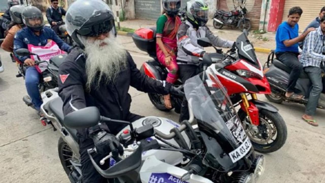 হেলমেটের ফাঁকে সাদা দাড়ি, মোটরবাইকে সদগুরু, উদ্যোগকে স্বাগত জানালেন মোদী