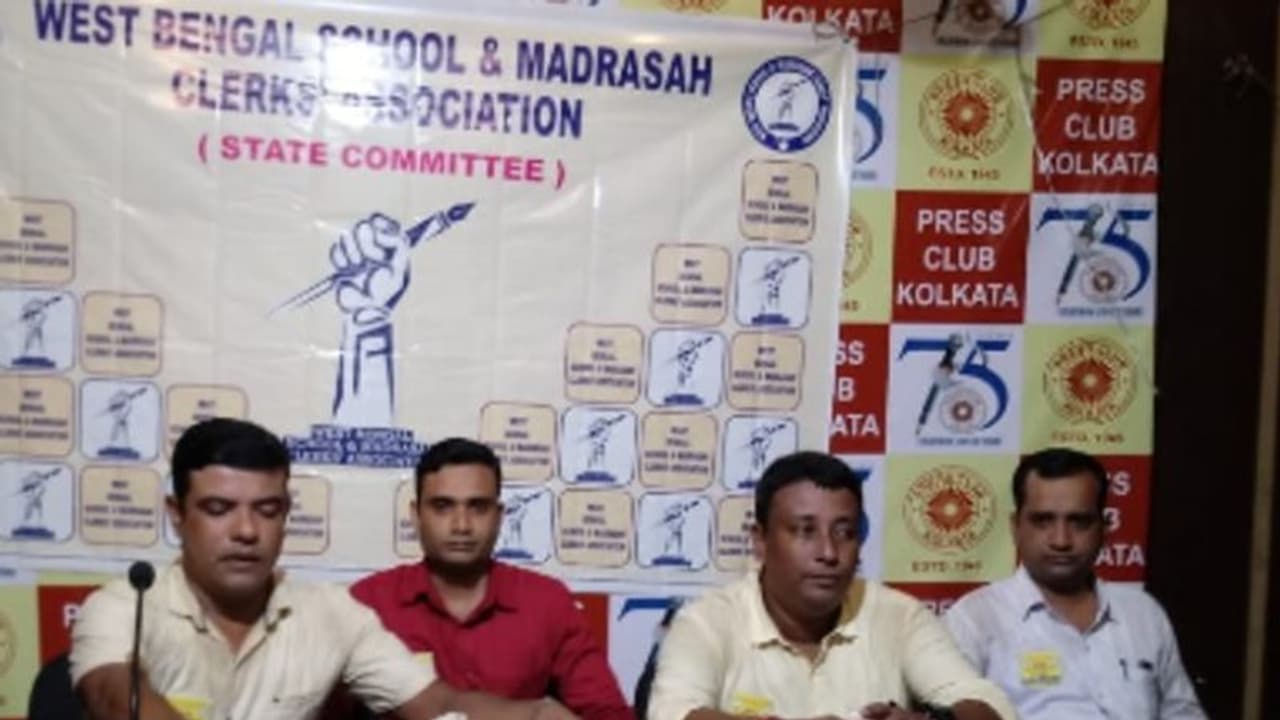 রাজ্যের বিরুদ্ধে রাস্তায় নামছে ওয়েস্ট বেঙ্গল স্কুল ও মাদ্রাসা ক্লার্কস অ্য়াসোসিয়েশন রাজ্যের বিরুদ্ধে রাস্তায় নামছে ওয়েস্ট বেঙ্গল স্কুল ও মাদ্রাসা ক্লার্কস অ্য়াসোসিয়েশন
