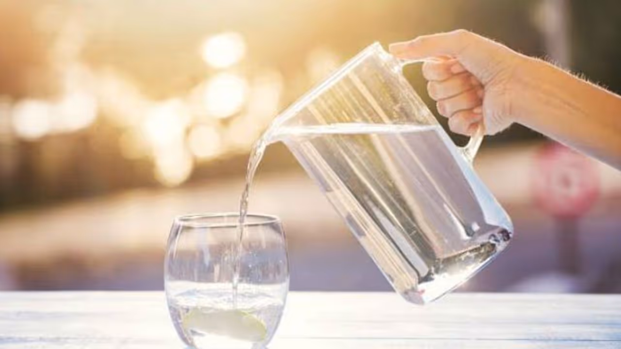 সারাদিনে শরীরের ঠিক কতটা জলের প্রয়োজন, জেনে নিন ফর্মুলা অনুযায়ী সারাদিনে শরীরের ঠিক কতটা জলের প্রয়োজন, জেনে নিন ফর্মুলা অনুযায়ী